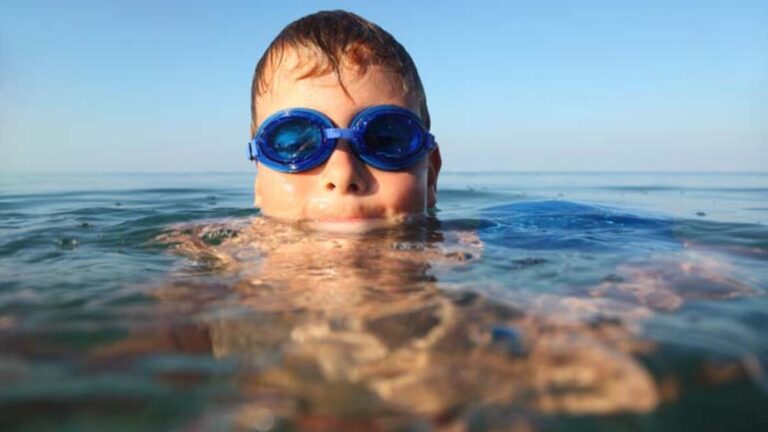 Deniz ve havuzlardaki kalabalık nedeniyle çocuklarda enfeksiyon rahatsızlıkları arttı