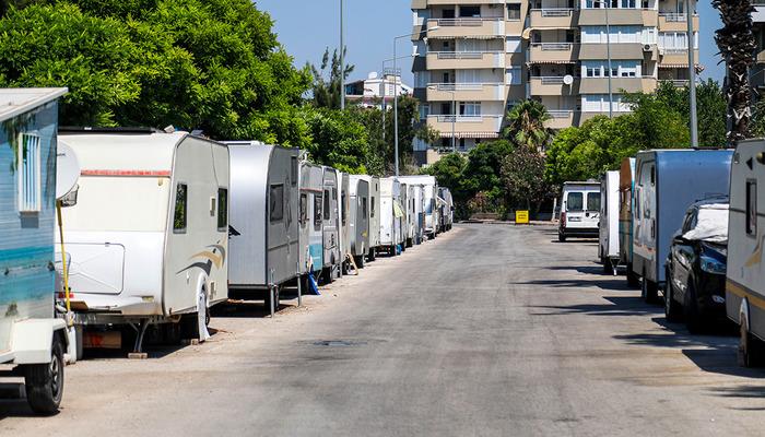 Yol kenarında tanesini 250 bin liradan satıyorlar! Karavanlarıyla isyan ettiren mahallenin ününü duyup geldiler, o sokak ekmek kapısı oldu