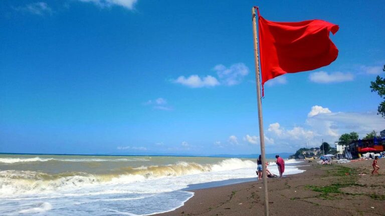 Akçakoca sahilinde denize girmek yasaklandı