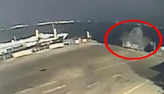 Aracıyla feribota binmek isterken denize uçtu!