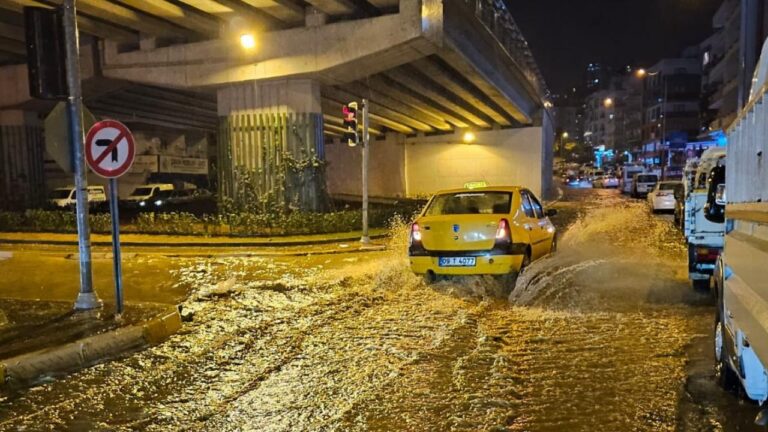 Kuşadası’nda 10 dakikalık sağanak yolları göle çevirdi