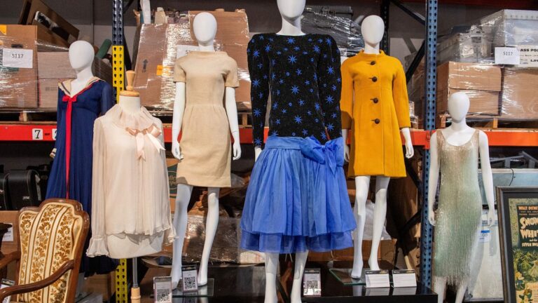 Prenses Diana’nın elbisesi açık artırmada 1,1 milyon dolarla rekor fiyata satıldı