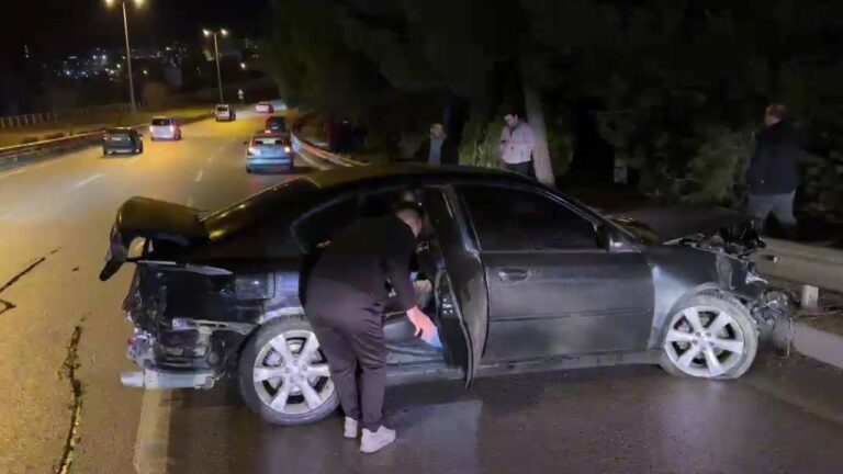 Kontrolden çıkan otomobil bariyerlere çarptı