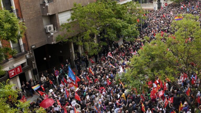 Madrid’de toplanan binlerce kişi, İspanya Başbakanı Sanchez’den istifa etmemesini istedi
