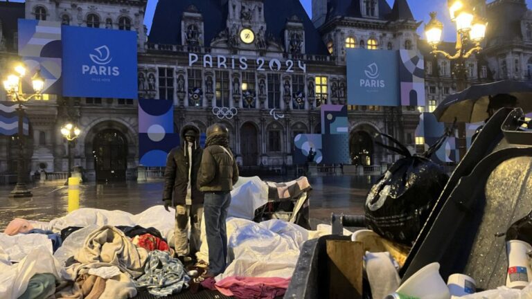Olimpiyat Oyunları öncesi göçmenler polis operasyonuyla Paris’ten tahliye ediliyor