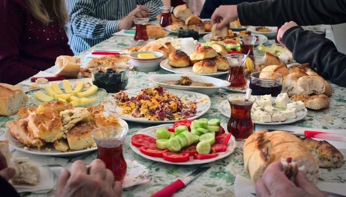 Herkes düşünmeden yemeğine ekliyor! O hastalığa davetiye çıkarıyor 'Sofranıza koymayın' uyarısı
