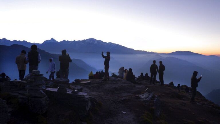 Himalayalar’ın zirvelerinden 11 ton çöp toplandı, 4 ceset bulundu