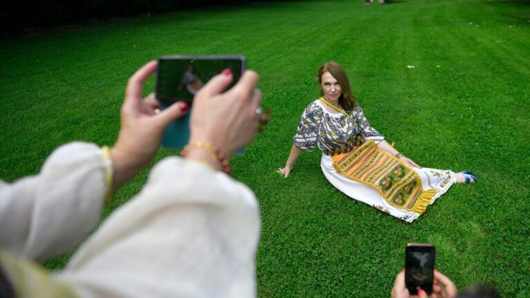 Louis Vuitton’a ‘geleneksel Rumen bluzundan ilham aldığını kabul et’ çağrısı