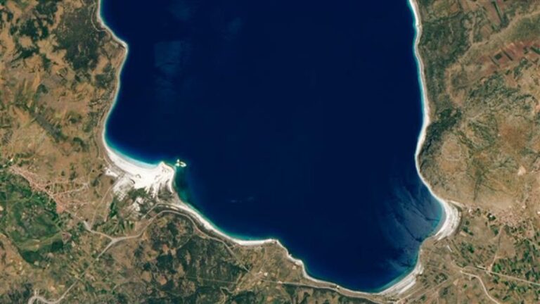 Salda Gölü, çevresine dökülen asfalt nedeniyle tehlike altında