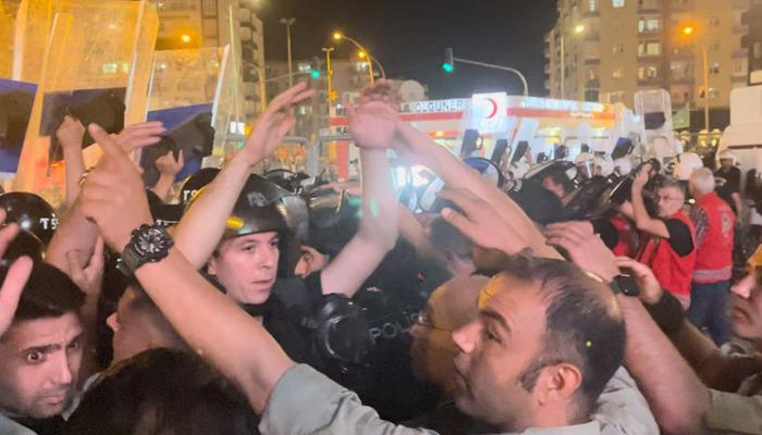 Yer: Diyarbakır! Kalabalık grup kahve zinciri şubesine saldırdı, polis güvenlik önlemi aldı