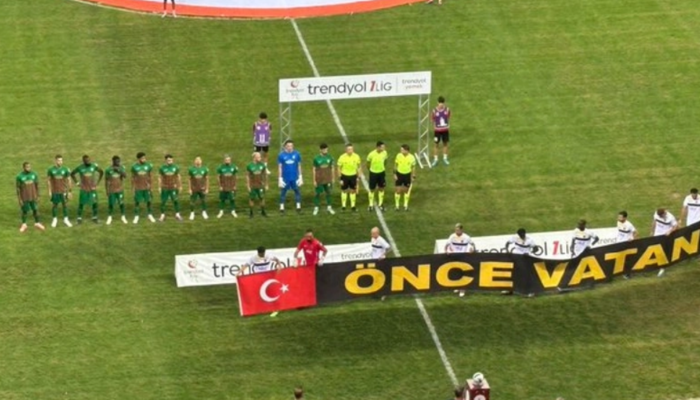 İstanbulspor, Amedspor maçına o pankartla çıktı! Maç öncesi protokol kriziTff 1. Lig