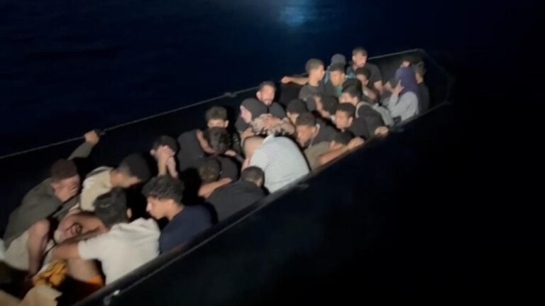 Muğla açıklarında 61 düzensiz göçmen kurtarıldı