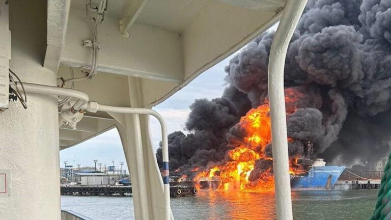 Ukrayna, Rusya’ya ait yakıt tankı taşıyan feribotu vurdu