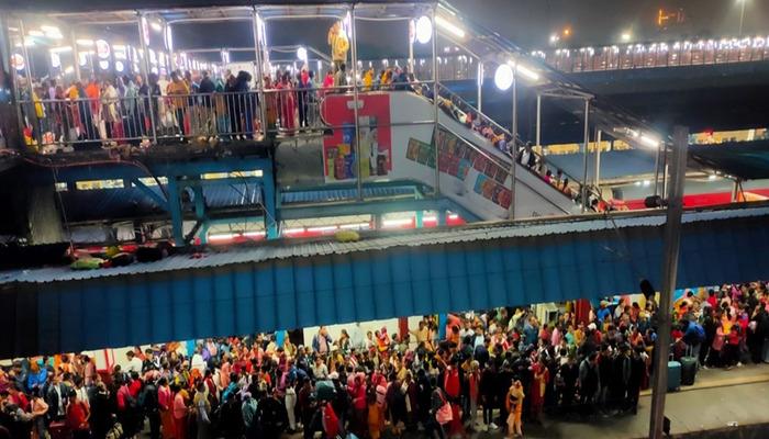 Hindistan'daki tren istasyonunda sürpriz! 18 kişi hayatını kaybetti