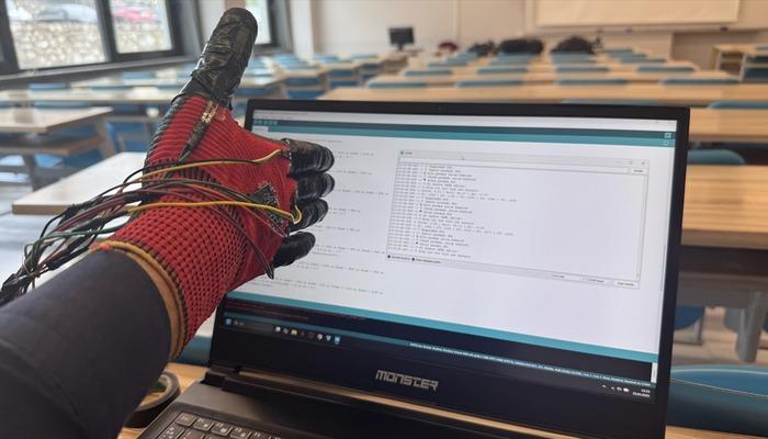 Üniversite öğrencileri işitme engelli bireyler için “akıllı iletişim eldiveni” geliştirdi