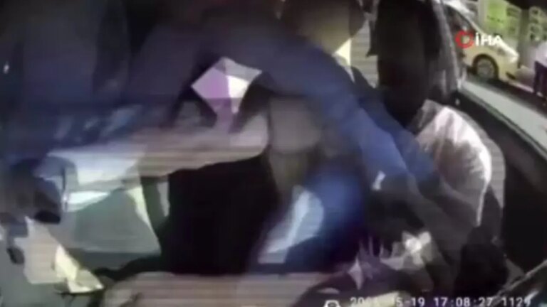 Taksiciye bıçakla saldırıp kaçtı: O anlar görüntülendi – Son Dakika Türkiye Haberleri