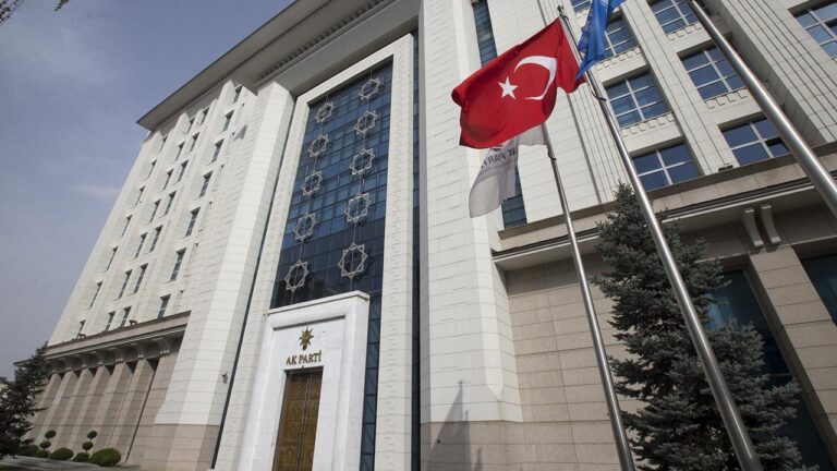 AK Parti, grup yönetimini belirleyecek