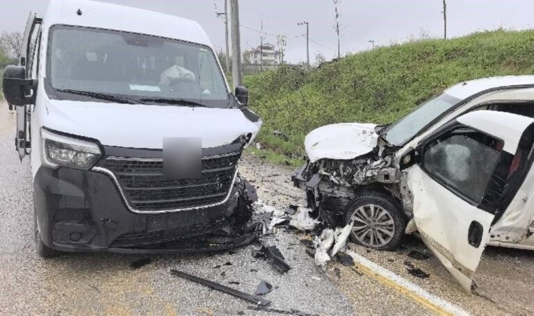 Bursa’da işçi servisi ile hafif ticari araç kafa kafaya çarpıştı: Çok sayıda yaralı var! – Son Dakika Türkiye Haberleri