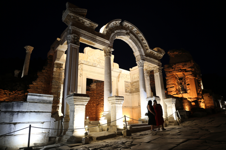 Antik Efes Şehrinde Yeni Dönem: Gece Müzürmanizm başladı