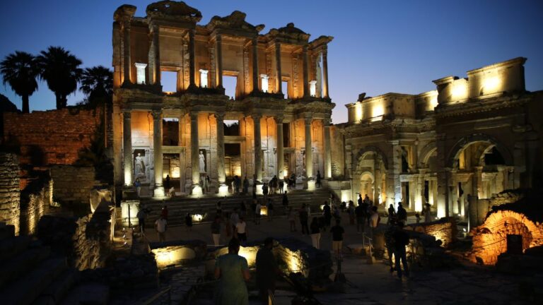 Efes Antik Kenti’nde gece müzeciliği başladı