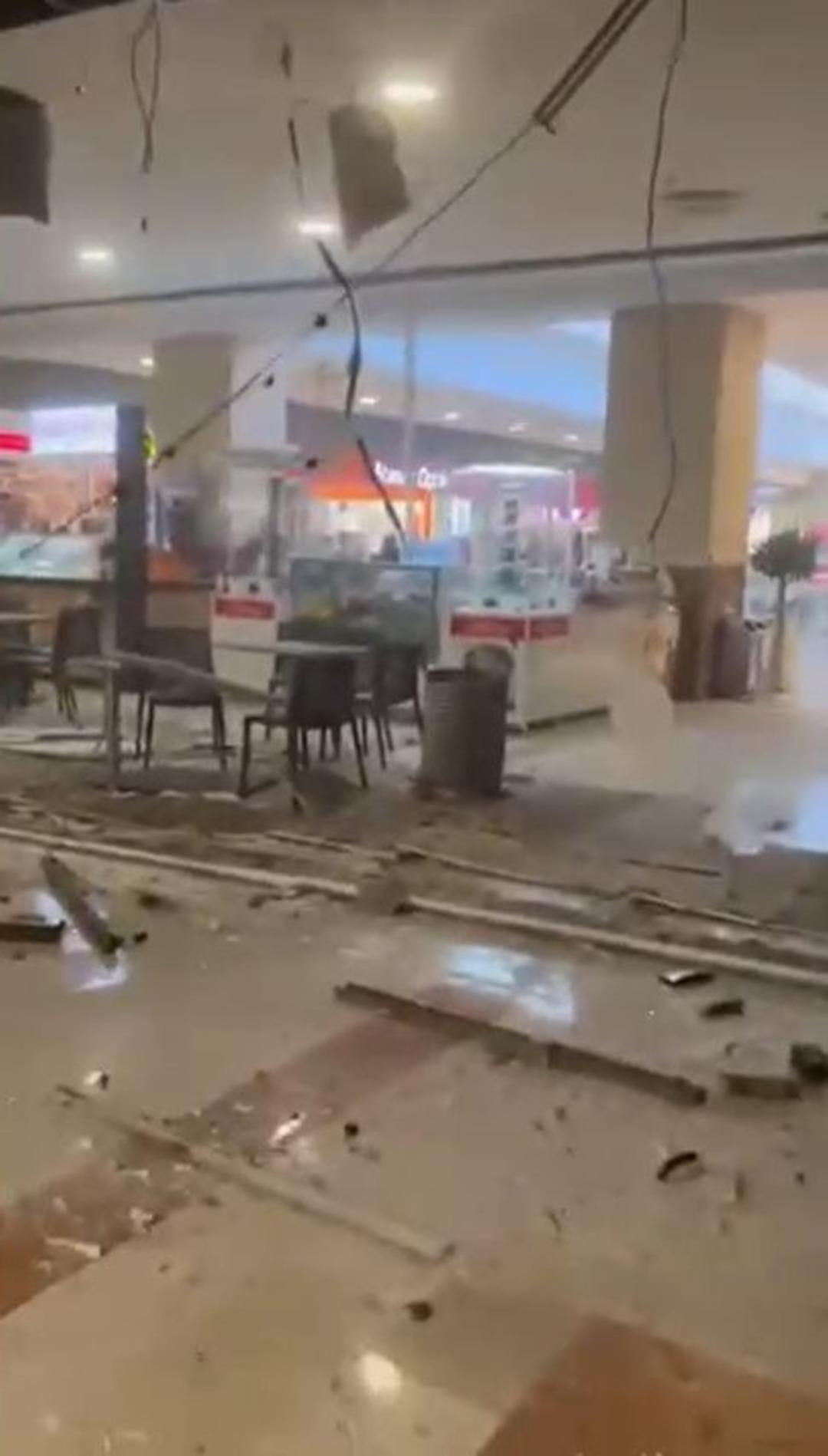 POZİSYON: BeyKDUZU! Alışveriş Merkezi'nde İnanılmaz Etkinlik: Her şey birkaç saniye içinde oldu ... Müşteriler Panic 2'den kaçtı