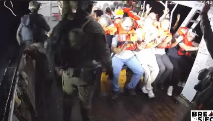 Dünya bu görüntüleri konuşuyor! İsrail ordusu, Gazze Şeridi’ne insani yardım götüren Hanzala gemisine müdahale etti! Askerler gemiye çıktı