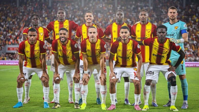 Göztepe taraftarları, İzmir’deki ilk maçta tribünleri doldurdu