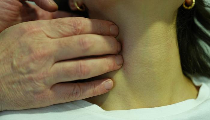Uzman isim uyardı: Boynunuzdaki belirtiyi göz ardı etmeyin! ‘Ciddi hastalığın habercisi’