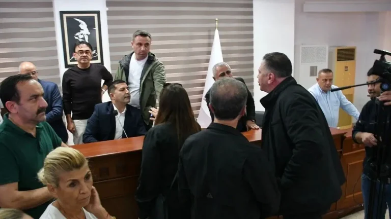 Kuşadası Belediye Meclisi’nde gerginlik – Son Dakika Cumhuriyet’in Egesi Haberleri